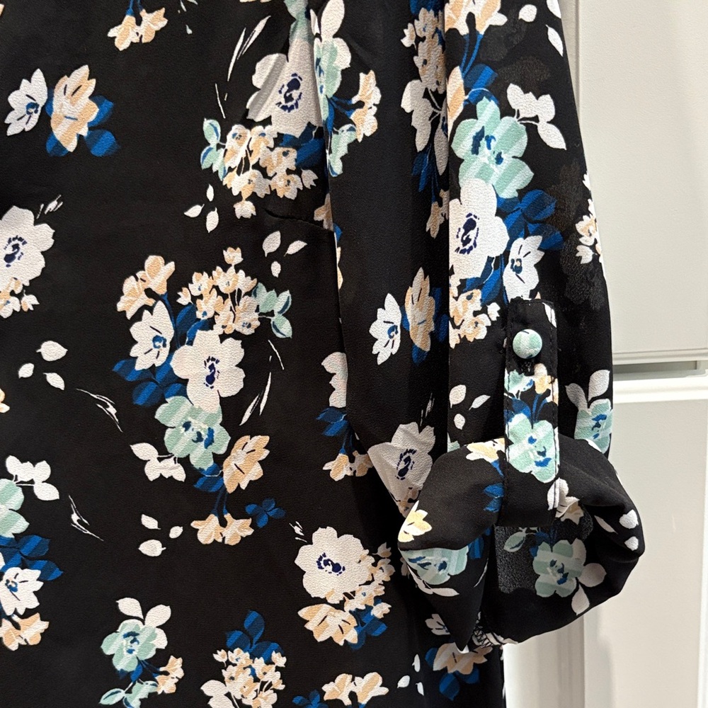 Chic Black Floral Blouse - Picture 3 of 3